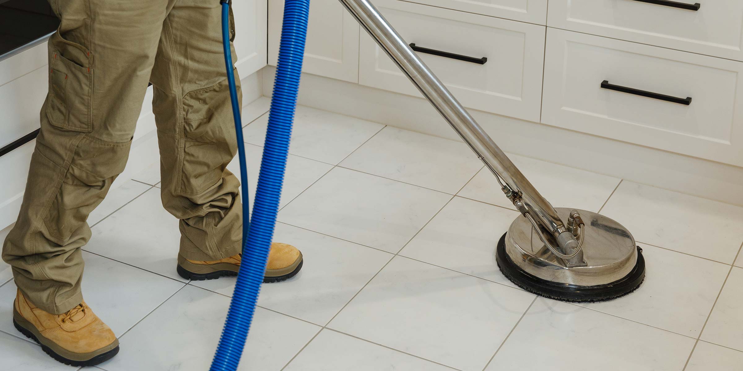 Clean tiles and grout restoration